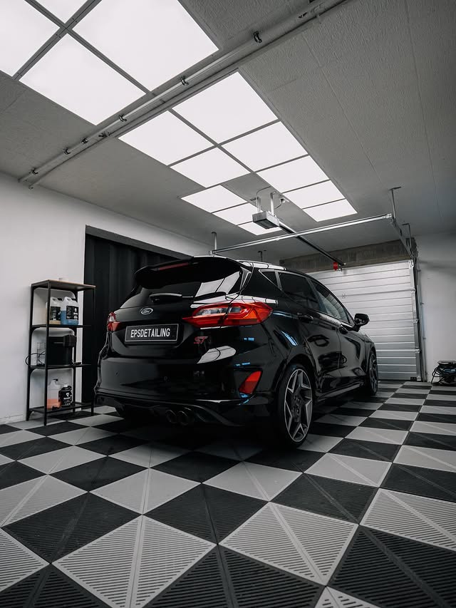 Detailing automobile haut de gamme à Ottange – polissage carrosserie noire Moselle
